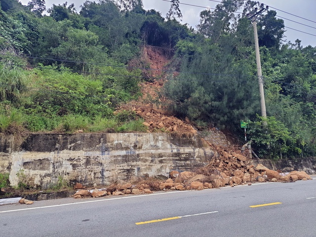 Đà Nẵng: Nỗ lực khắc phục hư hỏng đường lên bán đảo Sơn Trà - Ảnh 8. Đà Nẵng: Nỗ lực khắc phục hư hỏng đường lên bán đảo Sơn Trà - Ảnh 8.