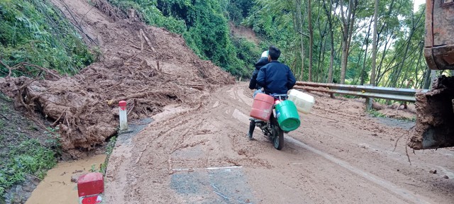 Nghệ An: Có 107 vị trí sạt lở, 08 vị trí tắc đường - Ảnh 1.