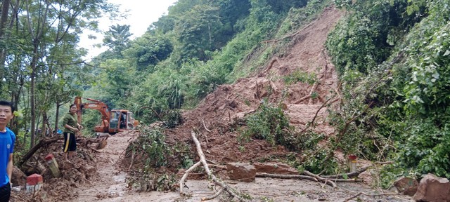 Nghệ An: Có 107 vị trí sạt lở, 08 vị trí tắc đường - Ảnh 2.