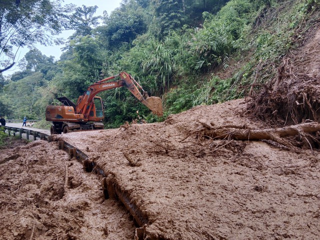 Nghệ An: Có 107 vị trí sạt lở, 08 vị trí tắc đường - Ảnh 4.