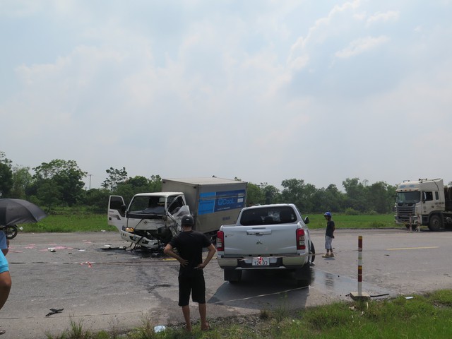 Hà Nam: Hai ôtô đâm đối đầu trên QL21B, giao thông ùn tắc kéo dài - Ảnh 2.