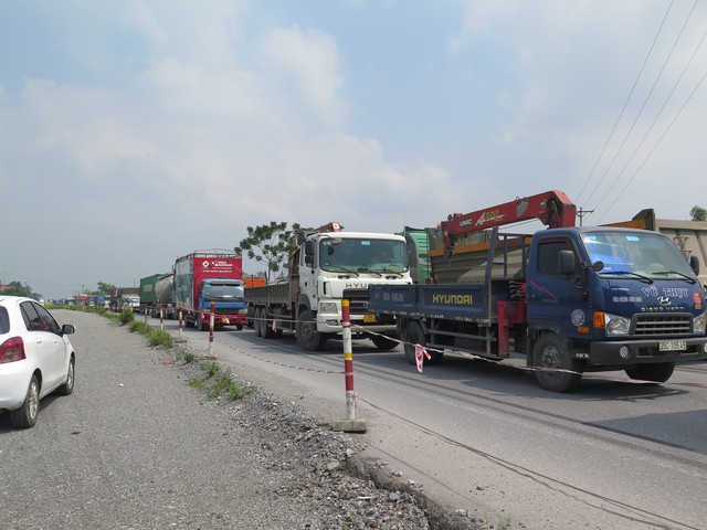 Hà Nam: Hai ôtô đâm đối đầu trên QL21B, giao thông ùn tắc kéo dài - Ảnh 4.