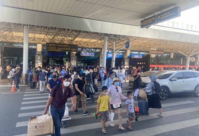 Giải mã hành khách "chê" đi xe buýt ở sân bay Tân Sơn Nhất - Ảnh 1.