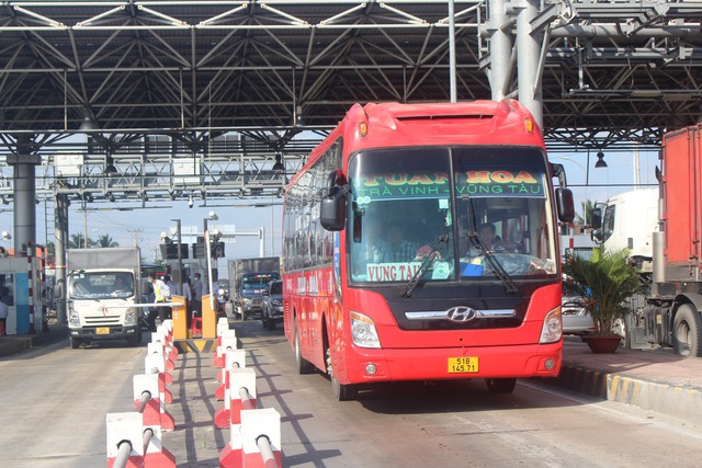 BOT Cai Lậy: Ngày đầu thu phí trở lại, xe qua trạm thông thoáng - Ảnh 2.