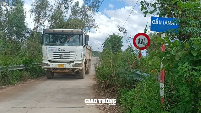 Quảng Ngãi: Xe quá tải phá đường làng - Ảnh 1.