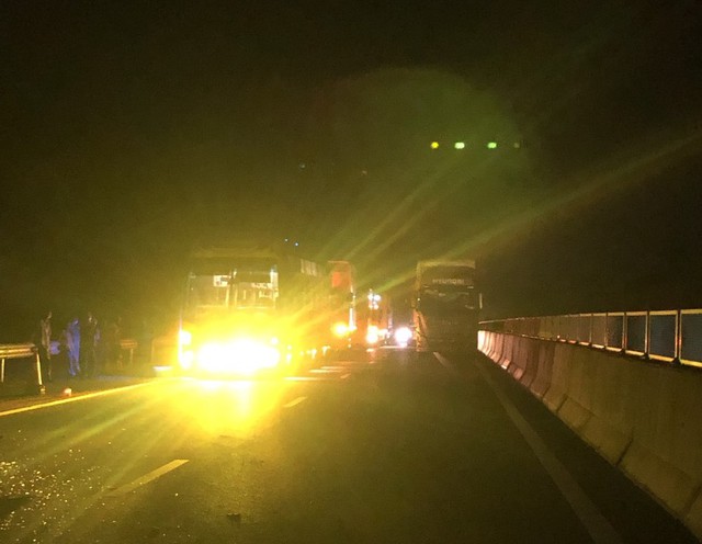 Hai xe tải va chạn, cao tốc Đà Nẵng - Quảng Ngãi ùn tắc nhiều giờ - Ảnh 1.