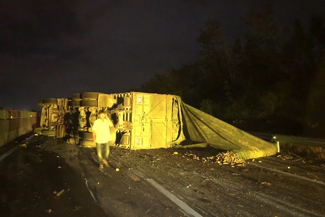 Hai xe tải va chạn, cao tốc Đà Nẵng - Quảng Ngãi ùn tắc nhiều giờ - Ảnh 2.