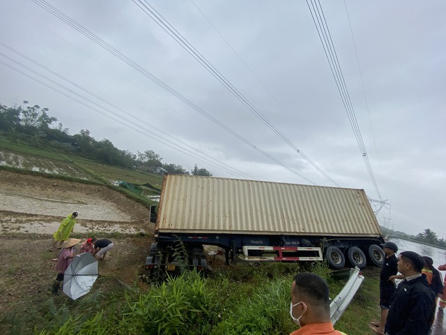 Hai xe tải va chạn, cao tốc Đà Nẵng - Quảng Ngãi ùn tắc nhiều giờ - Ảnh 3.