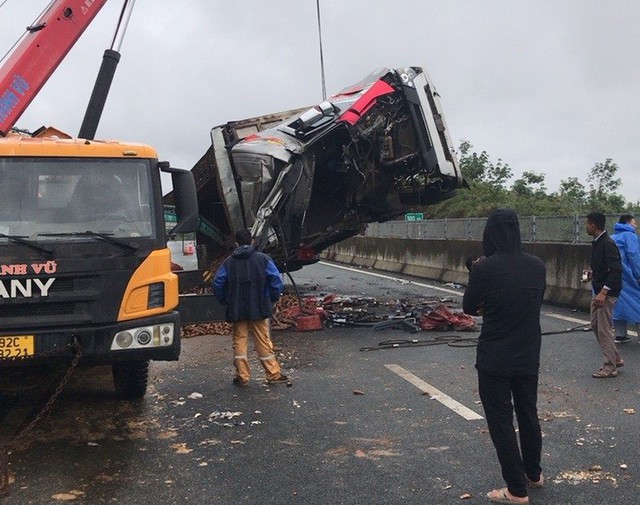Hai xe tải va chạn, cao tốc Đà Nẵng - Quảng Ngãi ùn tắc nhiều giờ - Ảnh 4.