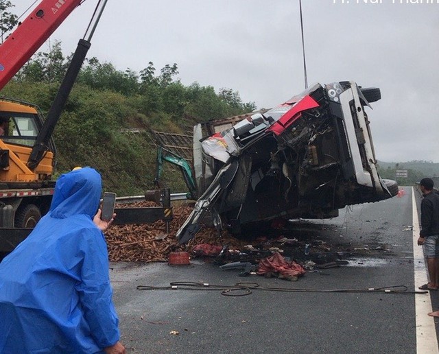 Hai xe tải va chạn, cao tốc Đà Nẵng - Quảng Ngãi ùn tắc nhiều giờ - Ảnh 6.