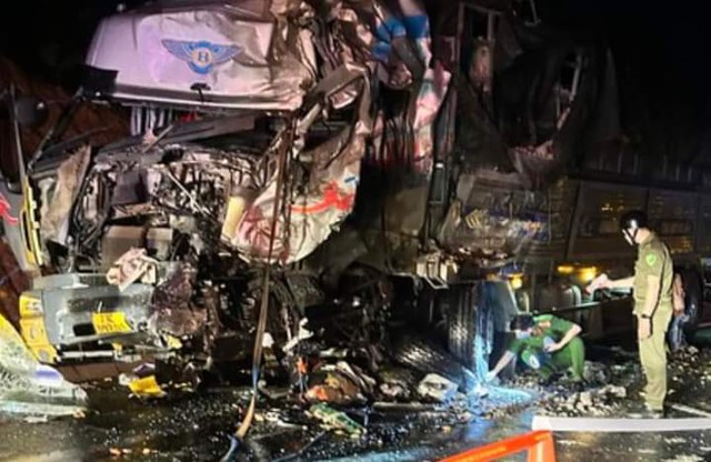 Vụ TNGT khiến 2 người tử vong ở Huế: Hiện trường kinh hoàng, hai phương tiện còn hạn kiểm định - Ảnh 2. Vụ TNGT khiến 2 người tử vong ở Huế: Hiện trường kinh hoàng, hai phương tiện còn hạn kiểm định - Ảnh 2.