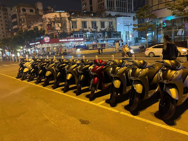 Giá Honda SH350i tiếp tục giảm mạnh, các phiên bản ABS tiếp tục tăng giá nhẹ  - Ảnh 1.