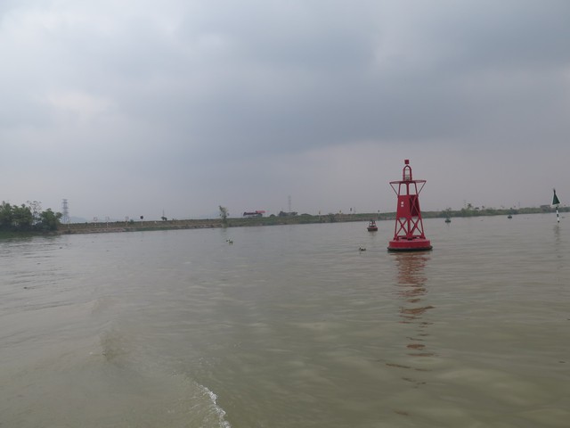 Từ ngày 12-14/11, cấm tàu thuyền lưu thông theo giờ trên sông Lô để phục vụ thi công - Ảnh 1.