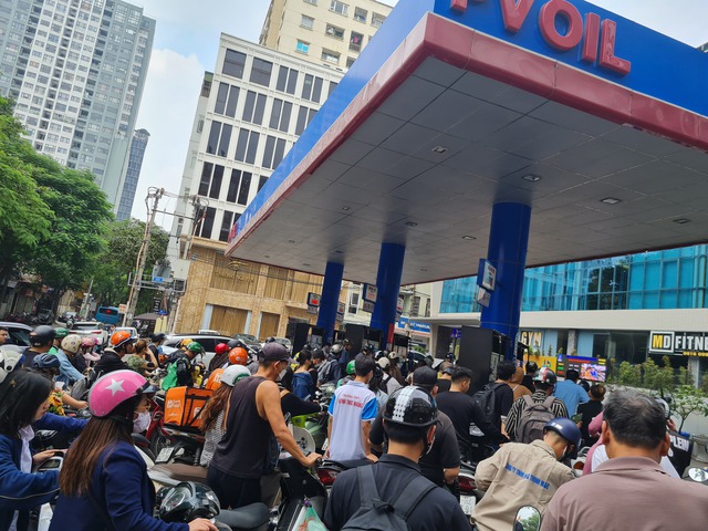 Thủ tướng chỉ đạo "khẩn": Không để thiếu hụt, đứt gãy nguồn cung xăng dầu trong mọi tình huống   - Ảnh 1.