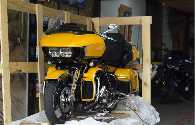 Ngắm ‘hàng khủng’ - Harley-Davidson CVO Road Glide Limited 2022 bản độ có giá hơn 2 tỷ đồng - Ảnh 1.