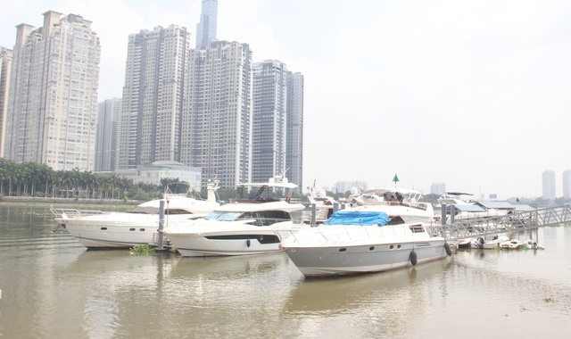 TP.HCM tăng cường kiểm tra, xử phạt phương tiện thuỷ sau vụ du thuyền bốc cháy - Ảnh 1.