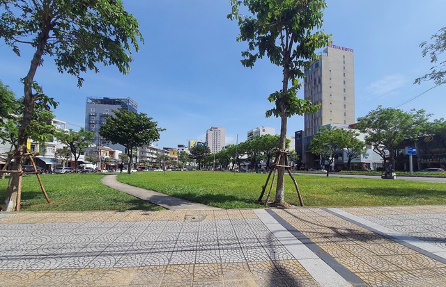 Đà Nẵng biến khu đất "vàng" thành bãi đỗ xe công cộng, công viên - Ảnh 1.