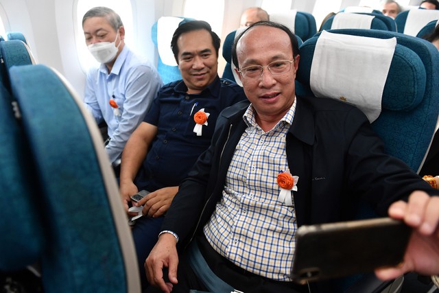 Bất ngờ thú vị trên những chuyến bay "Tô cam bầu trời"

 - Ảnh 10.