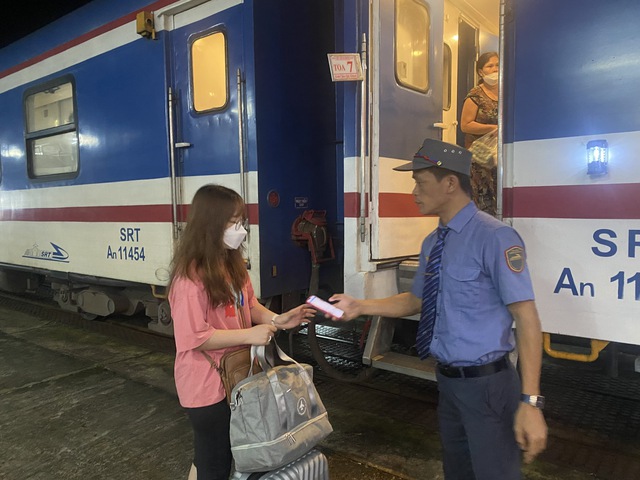 Khách đi tàu tưởng chừng không thể tìm lại được hành lý bị thất lạc. - Ảnh 1.