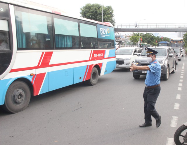 TP.HCM cấm xe khách 30 chỗ vào nội đô mạnh tay xử lý "xe dù bến cóc" - Ảnh 1.