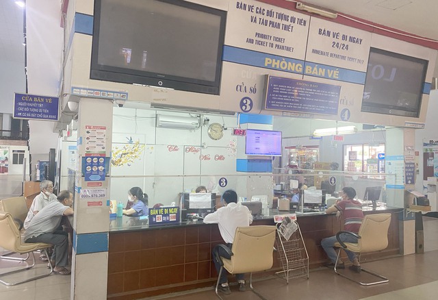 Ngành đường sắt bán hơn 77.000 vé tàu Tết, chặng miền Trung "cháy vé" những ngày cao điểm - Ảnh 2.