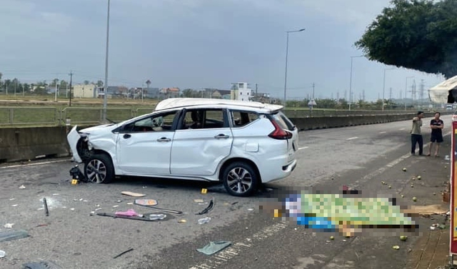 Quảng Ngãi: Ô tô lao vào dải phân cách, hai người tử vong - Ảnh 1.