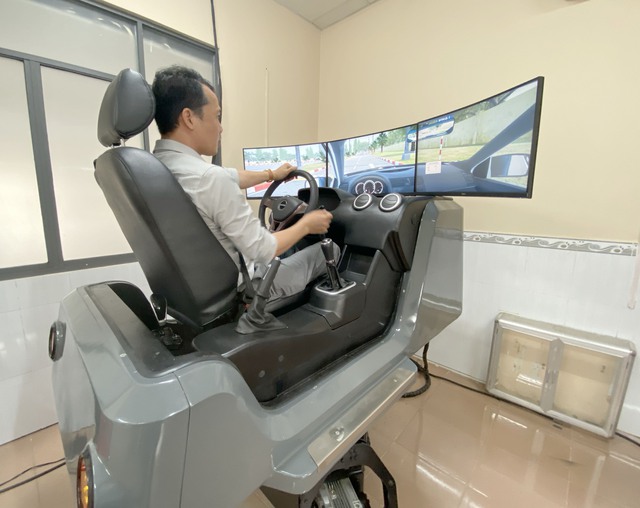 TP.HCM cơ sở đào tạo lái xe "chủ động" lắp đặt cabin điện tử - Ảnh 1.
