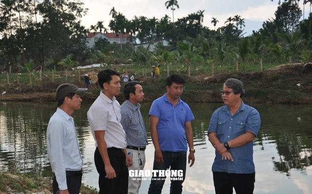 Cầu bất ngờ sụt lún ở Quảng Nam: Làm đường tạm qua sông chờ xây cầu mới - Ảnh 2.