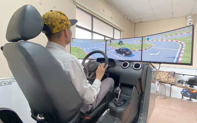TP.HCM cơ sở đào tạo lái xe "chủ động" lắp đặt cabin điện tử - Ảnh 3.