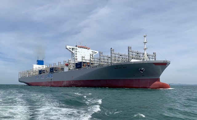 Tàu container "khủng" nhất cập cảng biển Hải Phòng   - Ảnh 1.