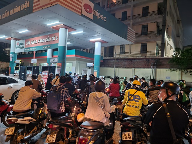 Người Hà Nội nửa đêm xếp hàng mua xăng: Đừng để điều bất thường hóa bình thường   - Ảnh 3.