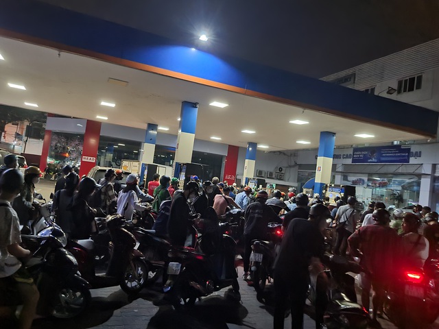 Người Hà Nội nửa đêm xếp hàng mua xăng: Đừng để điều bất thường hóa bình thường   - Ảnh 4.