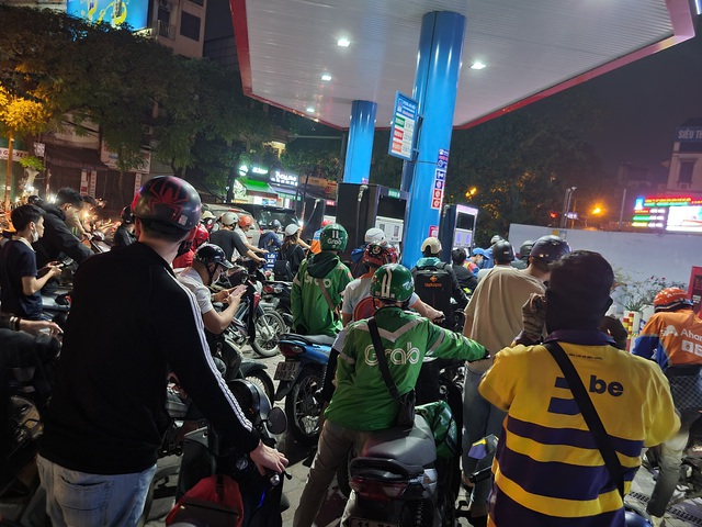 Người Hà Nội nửa đêm xếp hàng mua xăng: Đừng để điều bất thường hóa bình thường   - Ảnh 5.