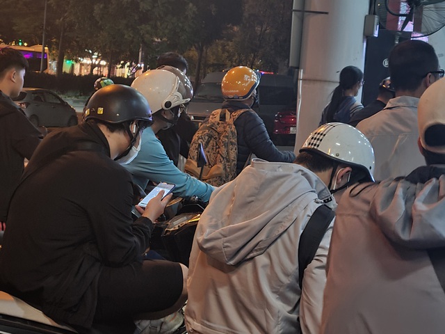 Người Hà Nội nửa đêm xếp hàng mua xăng: Đừng để điều bất thường hóa bình thường   - Ảnh 9.