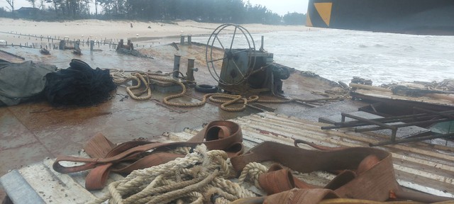 Bên trong tàu vỏ sắt ghi chữ nước ngoài trôi dạt vào vùng biển Quảng Trị - Ảnh 2.