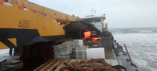 Bên trong tàu vỏ sắt ghi chữ nước ngoài trôi dạt vào vùng biển Quảng Trị - Ảnh 6.