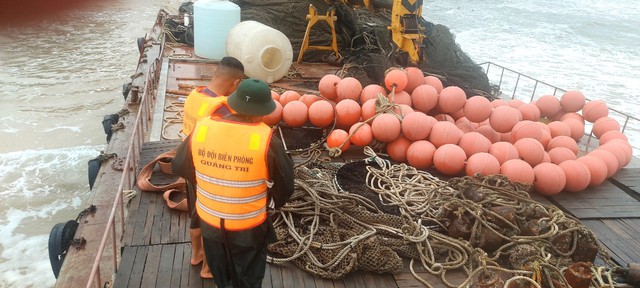 Bên trong tàu vỏ sắt ghi chữ nước ngoài trôi dạt vào vùng biển Quảng Trị - Ảnh 1.