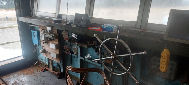 Bên trong tàu vỏ sắt ghi chữ nước ngoài trôi dạt vào vùng biển Quảng Trị - Ảnh 8.