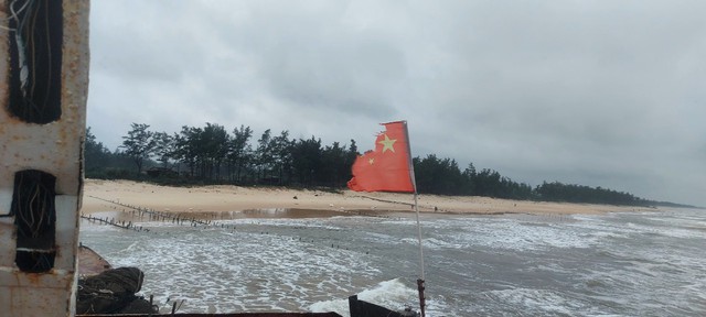 Bên trong tàu vỏ sắt ghi chữ nước ngoài trôi dạt vào vùng biển Quảng Trị - Ảnh 9.