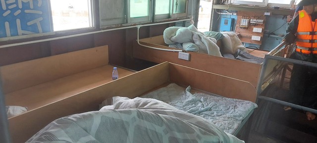 Bên trong tàu vỏ sắt ghi chữ nước ngoài trôi dạt vào vùng biển Quảng Trị - Ảnh 5.