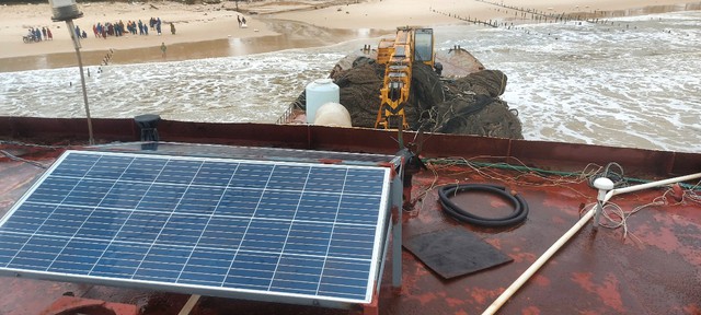 Bên trong tàu vỏ sắt ghi chữ nước ngoài trôi dạt vào vùng biển Quảng Trị - Ảnh 4.