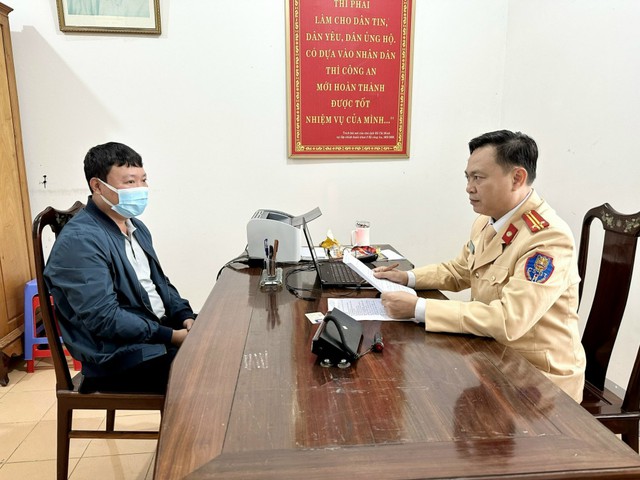 Xử phạt tài xế ở Hà Tĩnh tự ý sử dụng đèn của xe ưu tiên, chạy tốc độ cao

 - Ảnh 1.