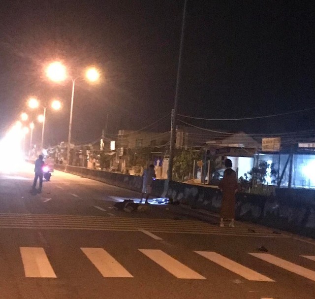 Hai thanh nhiên điều kiển xe máy đâm vào dải phân cách tử vong - Ảnh 1. Hai thanh nhiên điều kiển xe máy đâm vào dải phân cách tử vong - Ảnh 1.