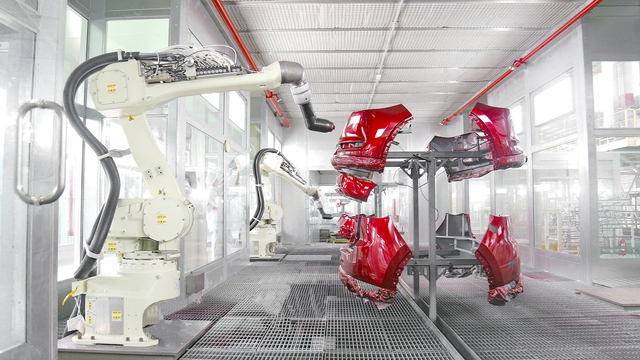 Robot sơn màu linh kiện nhựa Thaco.