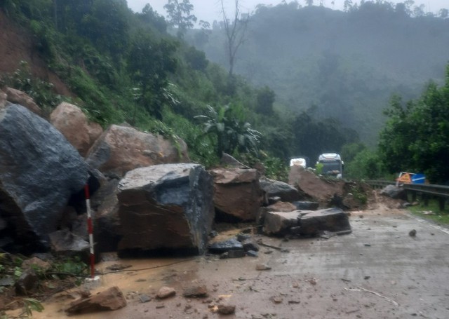 Nhanh chóng khắc phục điểm sạt lở trên tuyến đường HCM qua Quảng Nam - Ảnh 1. Nhanh chóng khắc phục điểm sạt lở trên tuyến đường HCM qua Quảng Nam - Ảnh 1.