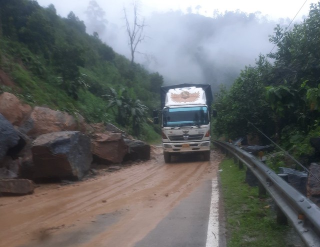 Nhanh chóng khắc phục điểm sạt lở trên tuyến đường HCM qua Quảng Nam - Ảnh 2. Nhanh chóng khắc phục điểm sạt lở trên tuyến đường HCM qua Quảng Nam - Ảnh 2.