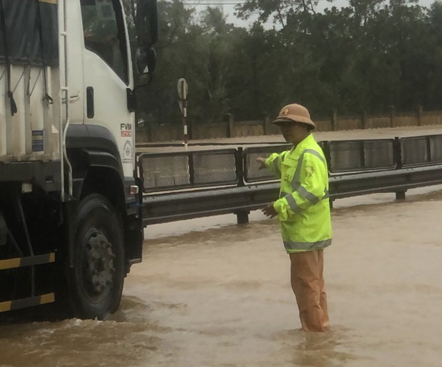 Mưa lớn, QL1 qua tỉnh Thừa Thiên Huế ngập sâu gần nửa mét - Ảnh 2.