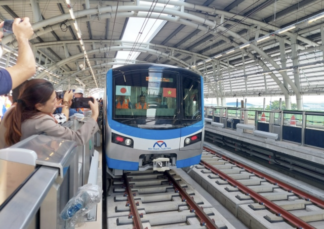 TP.HCM: Hào hứng trải nghiệm tàu metro chính thức lăn bánh đoạn trên cao - Ảnh 1. TP.HCM: Hào hứng trải nghiệm tàu metro chính thức lăn bánh đoạn trên cao - Ảnh 1.