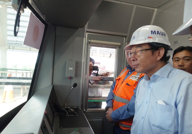 TP.HCM: Hào hứng trải nghiệm tàu metro chính thức lăn bánh đoạn trên cao - Ảnh 2. TP.HCM: Hào hứng trải nghiệm tàu metro chính thức lăn bánh đoạn trên cao - Ảnh 2.