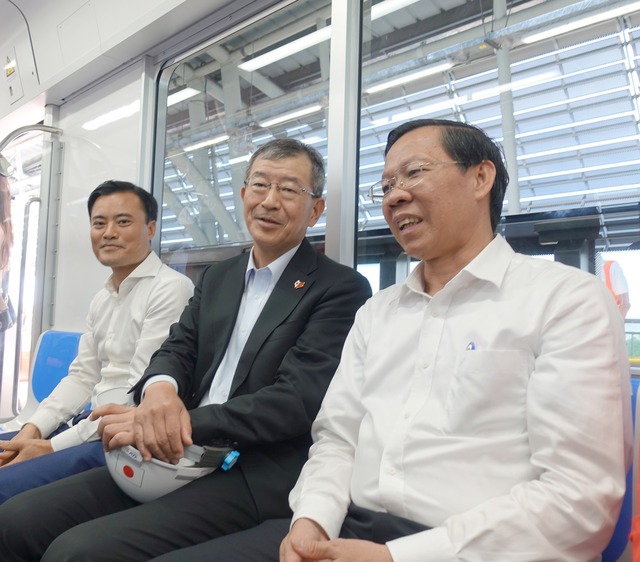 TP.HCM: Hào hứng trải nghiệm tàu metro chính thức lăn bánh đoạn trên cao - Ảnh 3. TP.HCM: Hào hứng trải nghiệm tàu metro chính thức lăn bánh đoạn trên cao - Ảnh 3.